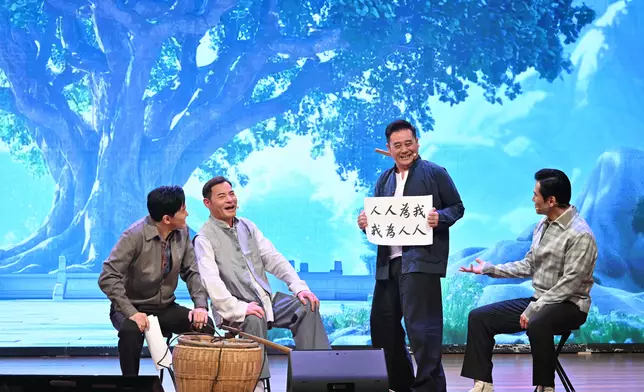 男子組合Hey Brother在典禮上以輕鬆有趣的表演，宣揚好市民精神及防騙滅罪信息。 政府新聞處圖片