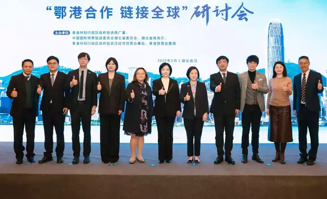 劉凱旋（右五）、湖北省商務廳副廳長李曉燕（中）、中國國際貿易促進委員會湖北省委員會副主任石明輝（右四）和特區政府駐武漢經濟貿易辦事處主任蔡敏君（左五）與嘉賓26日於研討會合照。 政府新聞處圖片