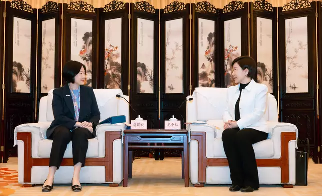 劉凱旋（左）會見湖北省商務廳廳長龍小紅（右）。 政府新聞處圖片