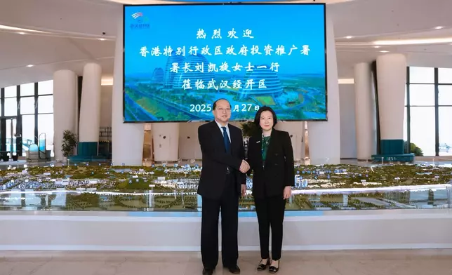 武漢市委常委、武漢經濟技術開發區工委書記劉子清（左）與劉凱旋（右）會談前合照。政府新聞處圖片