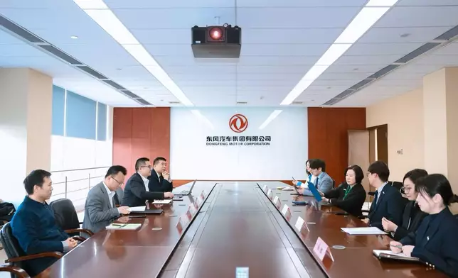 劉凱旋（右四）考察武漢經濟技術開發區和武漢東湖新技術開發區，參觀多家重點行業的代表性企業並與企業負責人進行會談交流，了解並探討他們在香港設立或擴展業務的計劃。 政府新聞處圖片