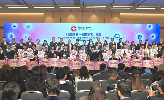 教育局局長蔡若蓮（第三排左十一）與參加典禮的嘉賓及師生合照。 政府新聞處圖片