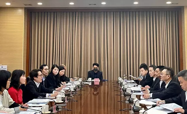 陳美寶（左二）與廣東省公安廳副廳長郭向陽（右二）會面，就雙方關注的議題交換意見。政府新聞處圖片