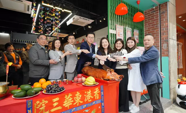 東華三院鄧明慧主席及一衆董事局成員為文武辦館揭幕開張