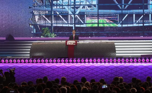 特首李家超相信今後海內外巨星都會以啟德主場館演出為成功代表。巴士的報記者攝