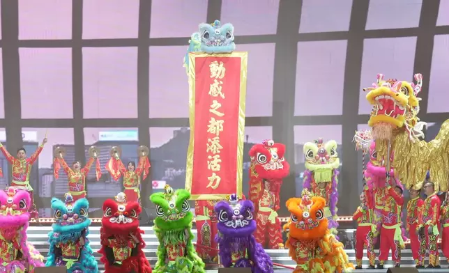 彩獅表演。巴士的報記者攝