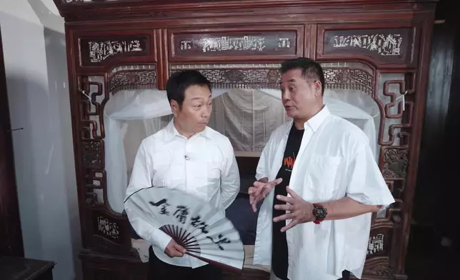 第一集先到浙江省海寧市參觀金庸故居。