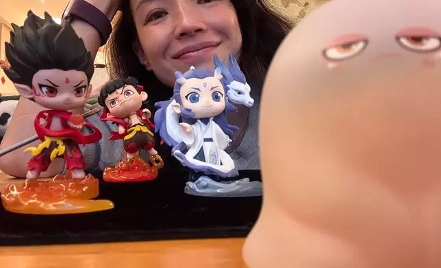 作為小粉絲的她近日貼出與公仔合照