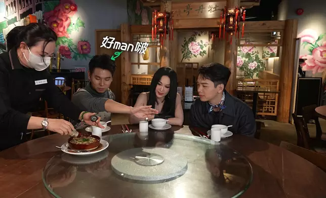 Irene帶兩位男仕品嚐最愛的薑汁撞奶。