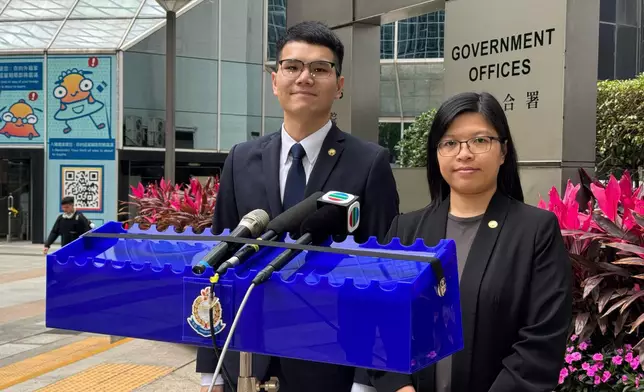 財富情報及調查科高級督察劉嘉晉(左)和申文燕現向傳媒簡報案情。