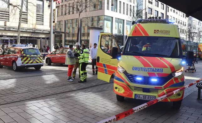 德國西南部城市曼海姆汽車撞向人群事件，造成兩人死亡，11人受傷。(AP圖片)