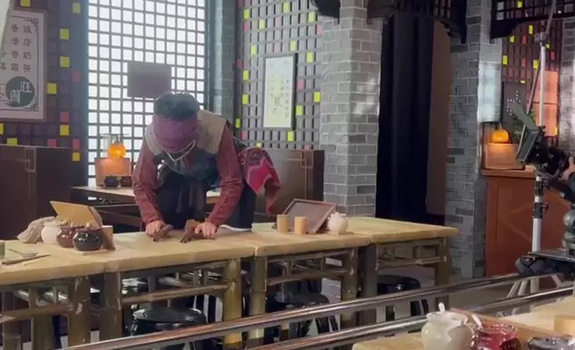 睇番花絮片，Helen姐聽到action之後，真係一嘢就趷起身，好好腳骨力。