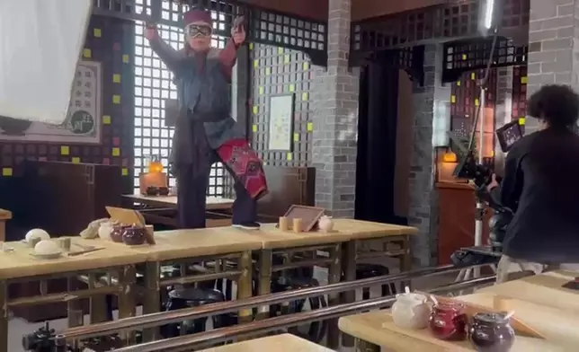 睇番花絮片，Helen姐聽到action之後，真係一嘢就趷起身，好好腳骨力。