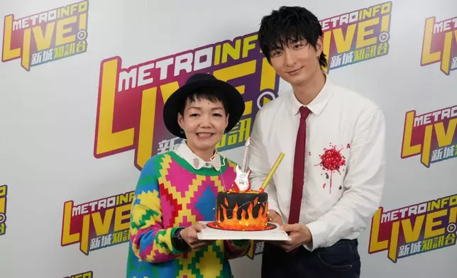 程凱欣送上蛋糕。