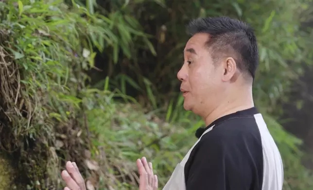 麥包憶起以前出外拍《西遊記》，當時條棧道仲窄兼冇扶手，懼高嘅佢仍然頂硬上。
