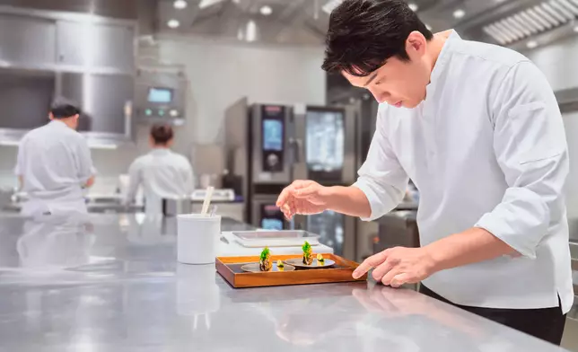 入圍《最紅大廚》料理真人騷的八位大廚，可以與安成宰交流廚藝，為拿手菜式注入新元素，製作出最紅美食。