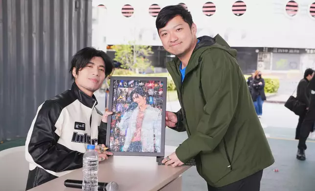 Fans送上YT砌畫。