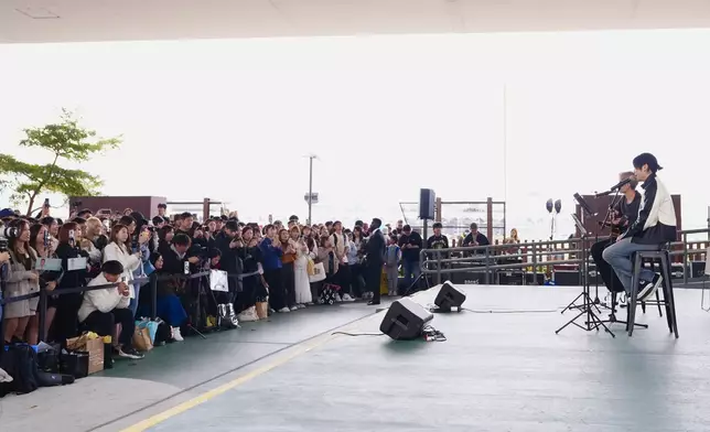 YT在觀塘海濱道發現號舉行簽唱會。