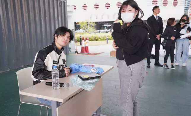 YT為fans校服簽名。