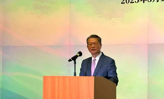 財政司司長陳茂波期待模型進一步發展，向更多應用場景延伸，令服務更多元，讓更多市民受惠。(巴士的報記者攝)