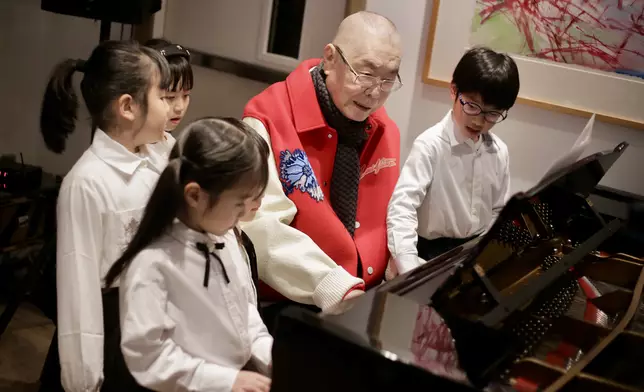 小朋友為劉詩昆彈奏生日歌。