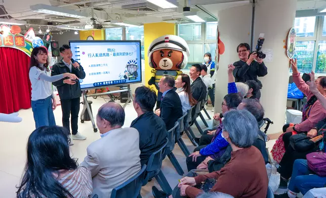 警方交通總部夥道路安全議會探訪長者中心宣揚道路安全。