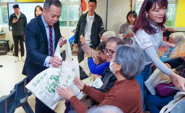 警方交通總部夥道路安全議會探訪長者中心宣揚道路安全。