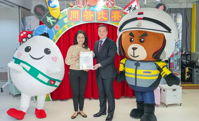 警方交通總部夥道路安全議會探訪長者中心宣揚道路安全。