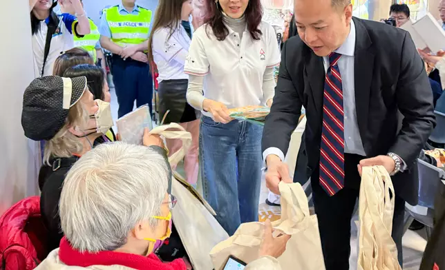 警方交通總部夥道路安全議會探訪長者中心宣揚道路安全。