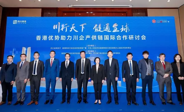 資推廣署署長劉凱旋（右六）與四川省商務廳副廳長梁勇（左六）及其他領導嘉賓於研討會合照。(政府新聞網圖片)