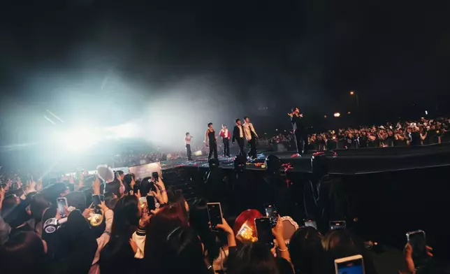 走向台前與粉絲近距離互動（主辦單位提供圖片）