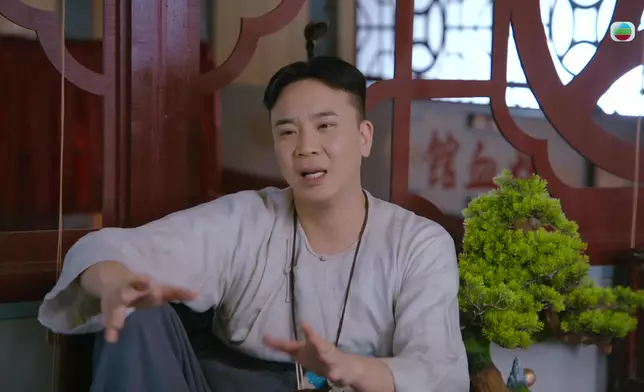 翰保同劇中好多角色一樣，覺得不男不女嘅般鬥好煩厭。