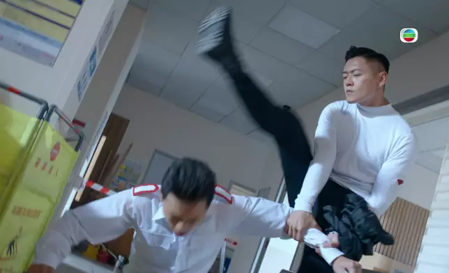 呢幕「踢出新高度」絕對少啲腰力、腳力同柔軟度都唔掂。