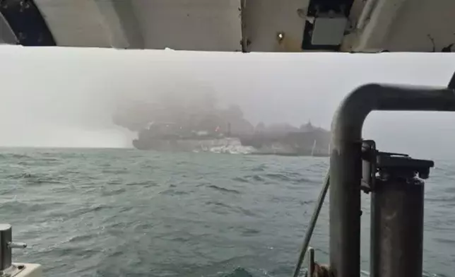 英國英格蘭東北部附近海域發生油輪和貨船相撞事故，涉事油輪事後起火。(X圖片)