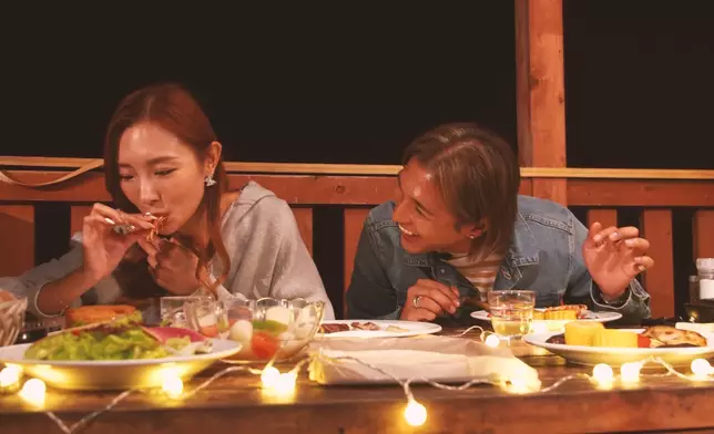 Chloe啜蝦頭食相可愛。