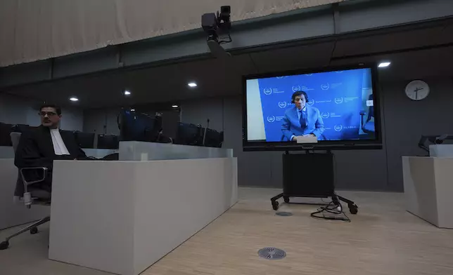 杜特爾特以視像方式出席首次聆訊。AP圖片