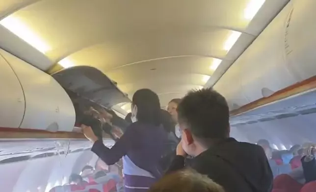 香港航空杭州往香港航班因行李架起火轉飛福州安全降落。網上圖片