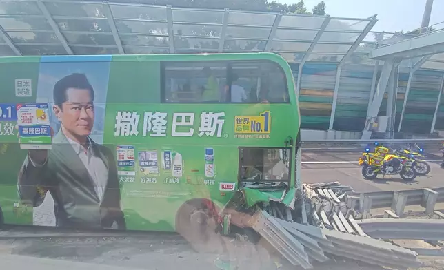 一架74X九巴中午駛經吐露港公路時撞上路壆，包括車長在內共約11人受傷。車cam L（香港群組）FB圖片