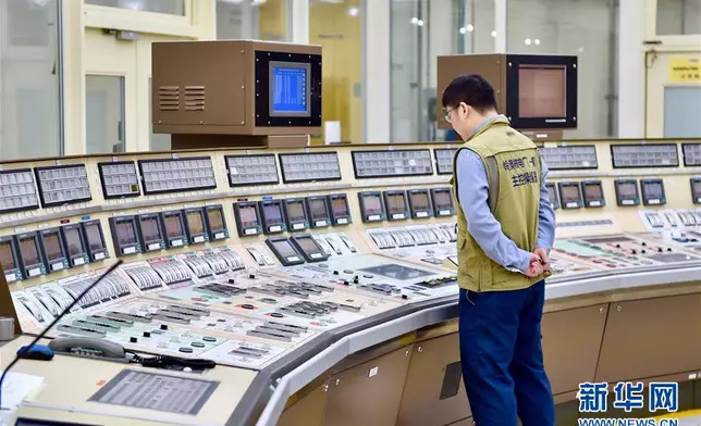 工作人員在嶺澳核電站1號機組主控室監看機組運行情況。資料照片