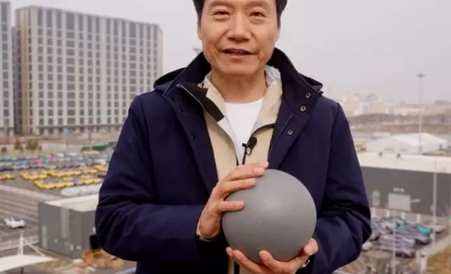 雷軍在小米汽車工廠天台扔西瓜測試防彈塗層。雷軍抖音影片截圖