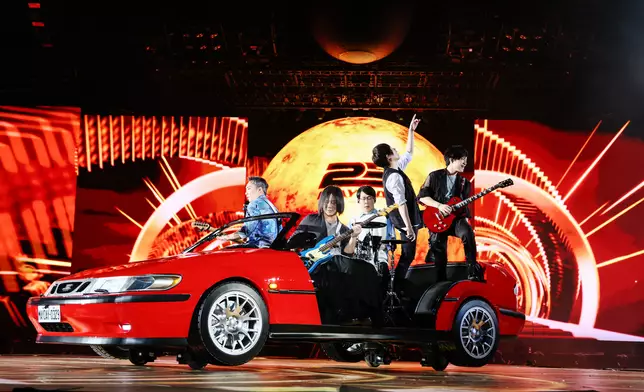 五月天啟德開騷慶祝成軍25年。