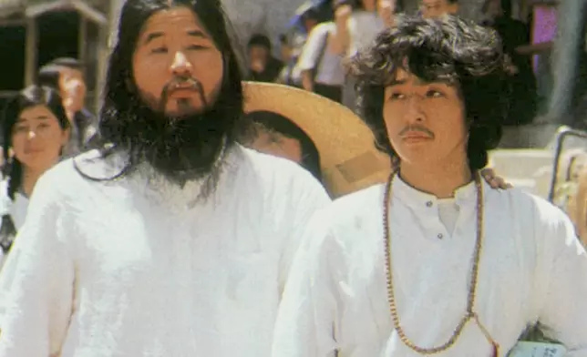 策動襲擊的奧姆真理教教主为麻原彰晃（左）及多名成員，最終被法庭定罪，判處死刑。AP資料圖片