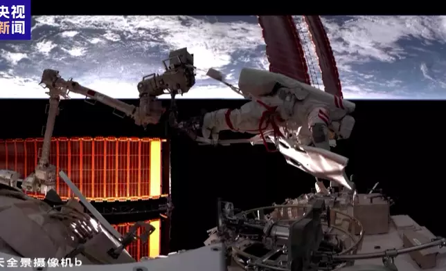國家已把「商業航天」列為「戰略性新興產業」。圖為神十九在太空活動的情況。資料圖片