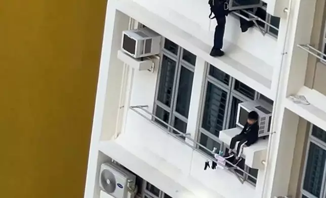 粉嶺皇后山邨皇樂樓一個單位，有兩名幼童分別危坐大廈外牆及冷氣機窗台，消防游繩拯救。網上圖片