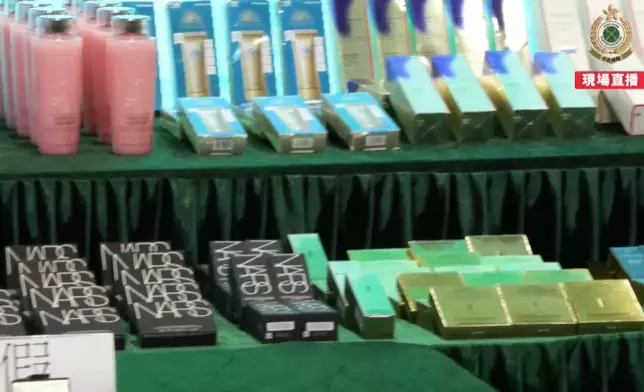 行動中海關搜查多間店鋪，檢獲約9000件懷疑冒牌香水、化妝品及護膚品，市值200萬元。(FB影片截圖)