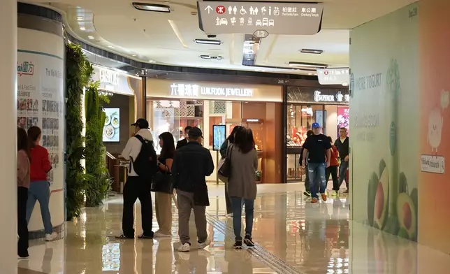 租戶認為港鐵商場租戶組合經過規劃，設計不同店鋪組合，避免惡性競爭，圖為圍方。巴士的報記者攝