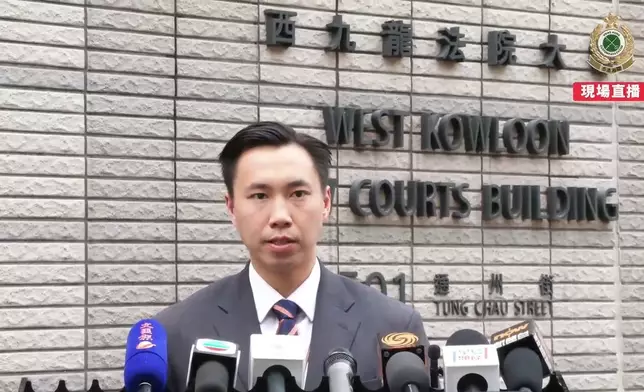 機場科航空旅客及停機坪課署理高級督察羅霆峰向傳媒講述案情。香港海關FB直播截圖