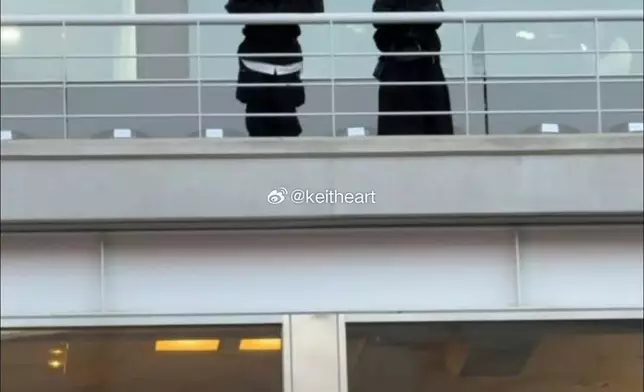 旁邊女伴成焦點。