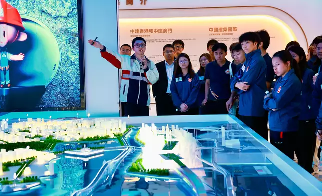 研學團成員參觀澳門輕軌東線澳氹海底隧道。 政府新聞處圖片