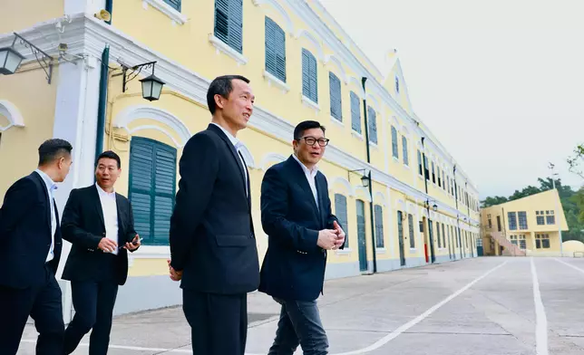 鄧炳強（右）參觀澳門保安部隊高等學校校園。政府新聞處圖片